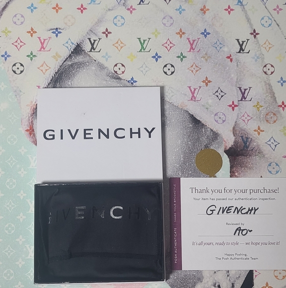 GIVENCHY GLOW IN THE DARK CUBE NECKLACE NEW IN BOX - Picture 6 of 6